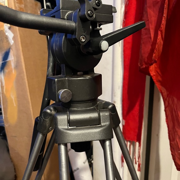 Ravelli tripod stand premium 67”-70” adjust aluminum and plastic - Picture 4 of 5